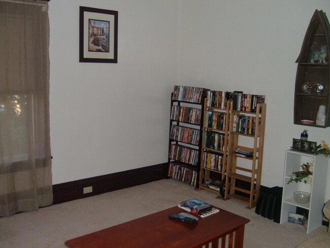 Foto del edificio - 2 bed 1 bath close to downtown Available J...