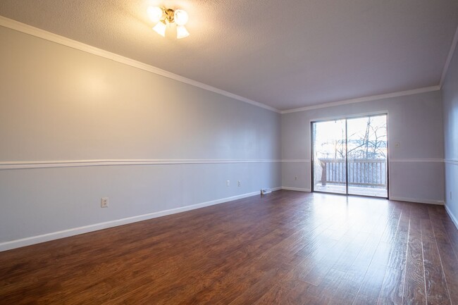 Building Photo - Beautiful 3 bed 2 bath Condo near ETSU