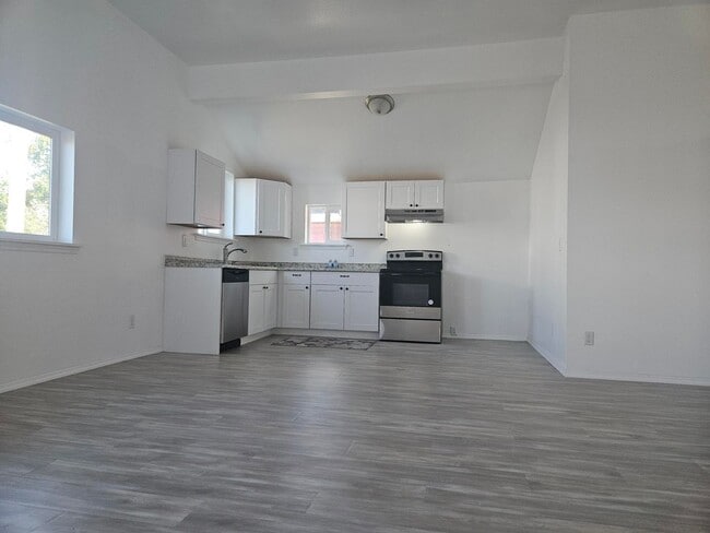 Building Photo - 703