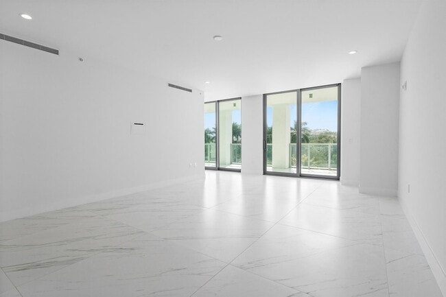 Building Photo - 495 E Royal Palm Rd