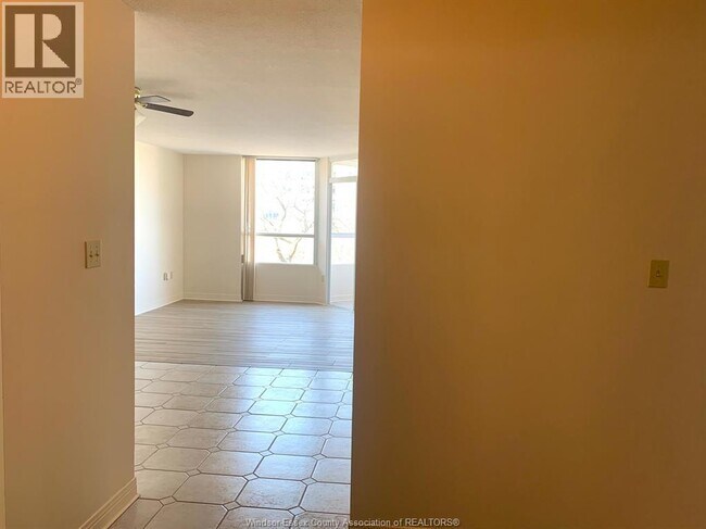 Photo du bâtiment - 75 Riverside Dr E