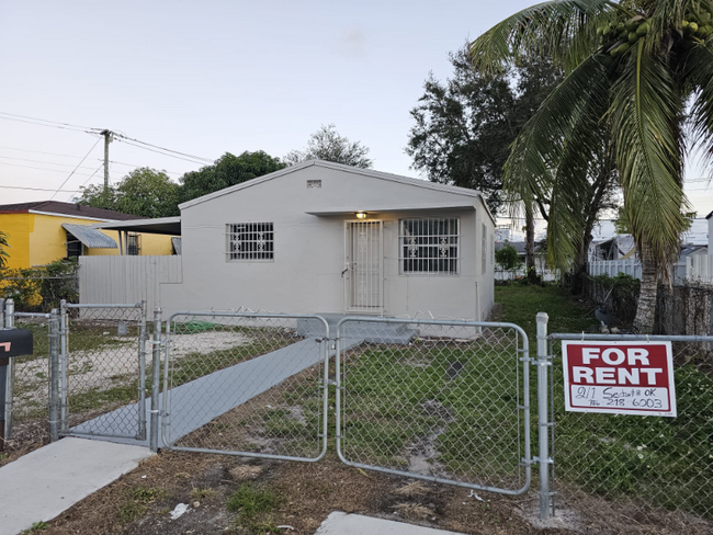 Building Photo - 1240 Rutland St