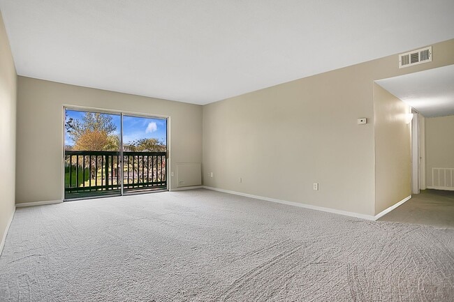 Building Photo - 1ST MONTH RENT FREE 2 Bed 1 Bath 2nd Floor Unit With Balcony In Desirable Area Winter Park Sectio...