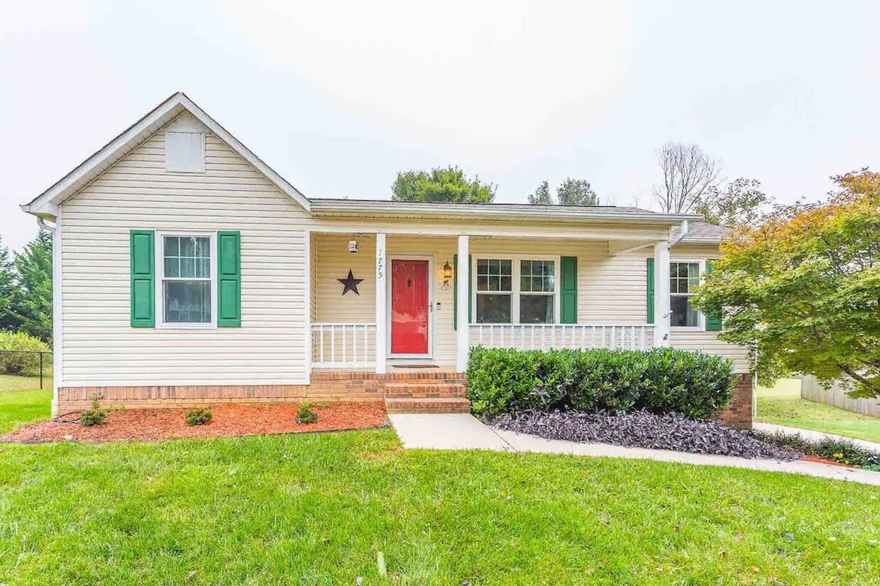 Primary Photo - 1775 Autumn Dr. NE - Spacious 3 bed/2 bath...