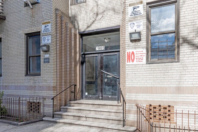 Entrada - 2965 Decatur Ave