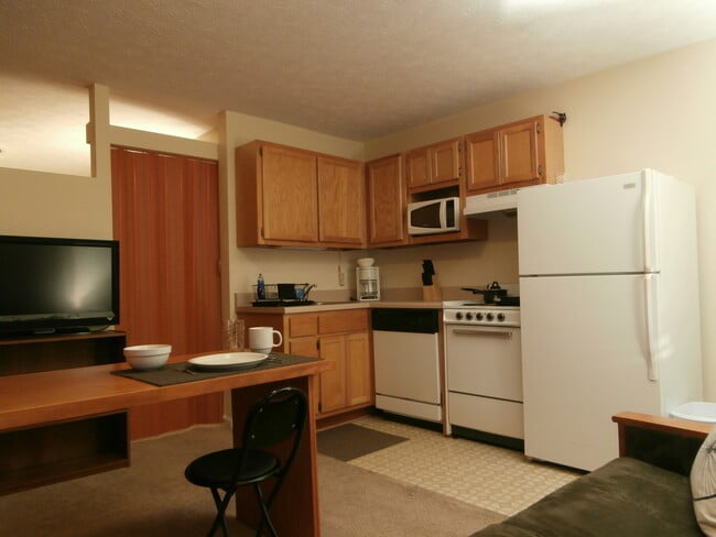 Building Photo - Efficiency Apt Close to Campus!