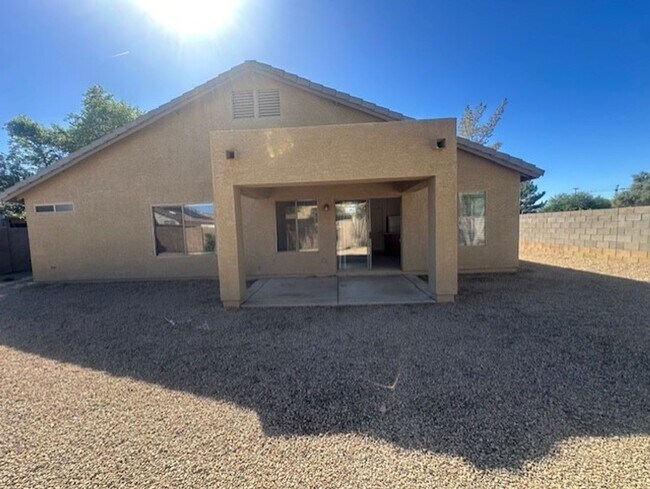 Building Photo - CHARMING SINGLE LEVEL 4 BEDROOM HOME ON A CORNER LOT