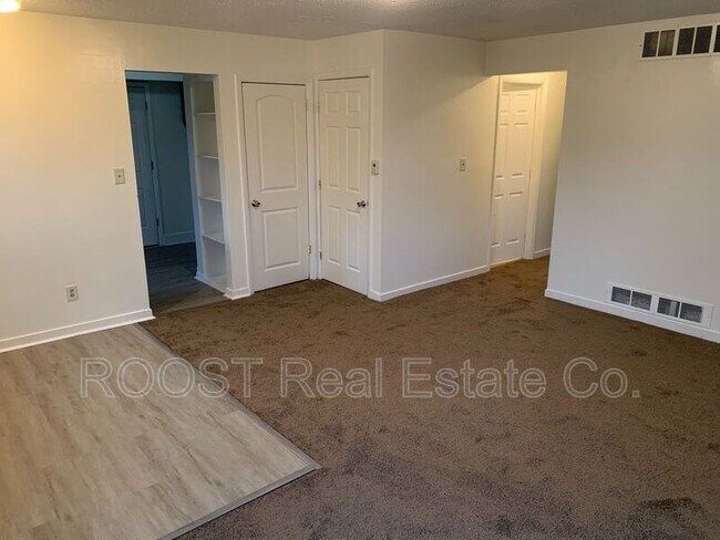 Foto del edificio - 2445 Hanna Dr