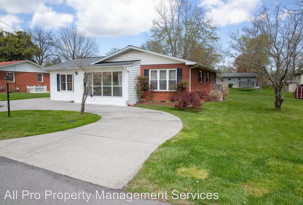 Primary Photo - 211 Hillis Dr