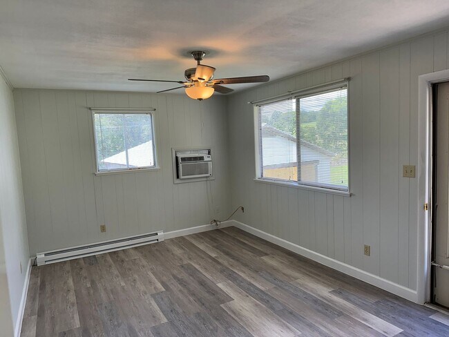 Foto del edificio - 3389 Happy Hollow Rd