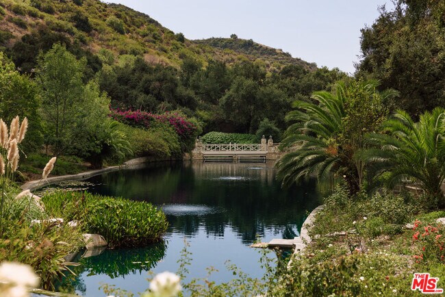 Foto del edificio - 3100 Mandeville Canyon Rd