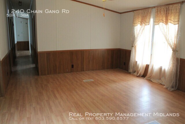 Building Photo - Looking in Eastover? Look no further!