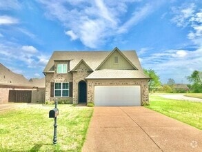 Building Photo - 10 Green Hills Dr