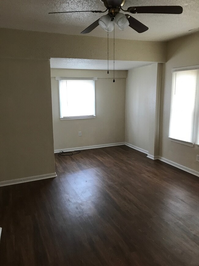 Building Photo - 1800 Longview Dr