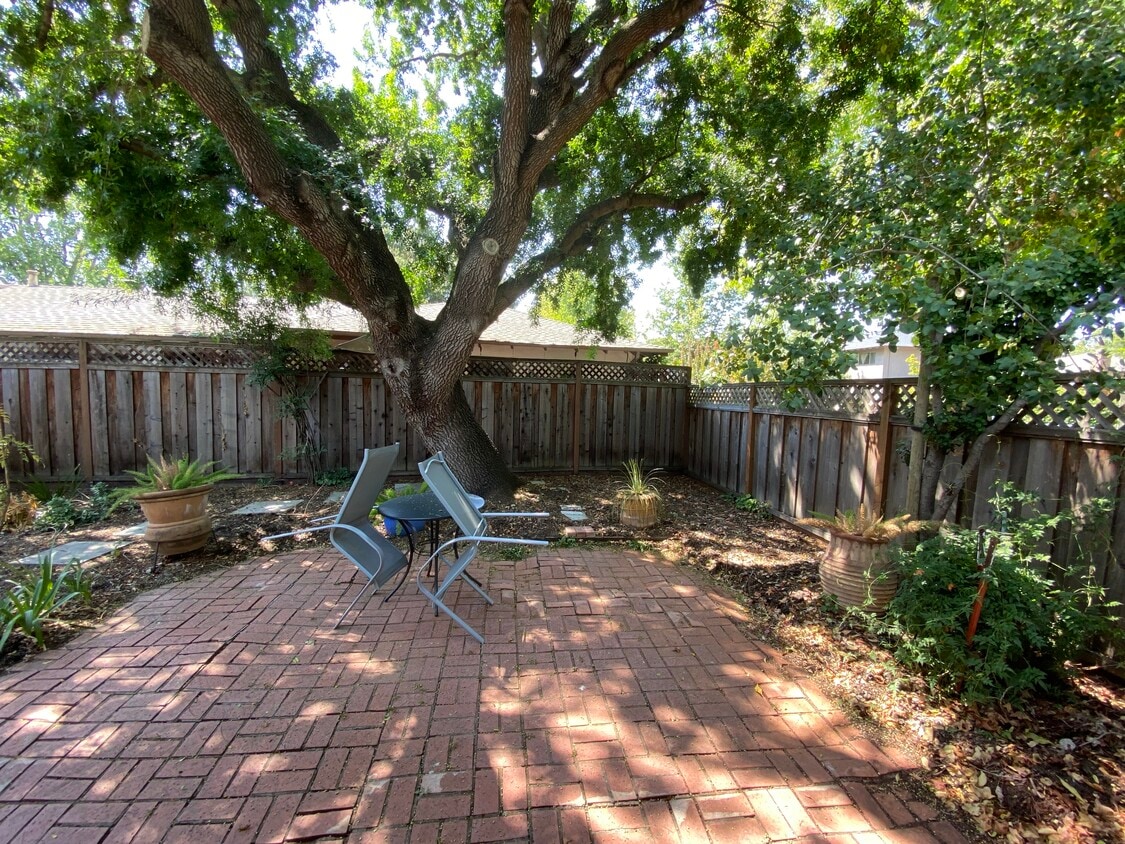 Primary Photo - 443 Laurel St