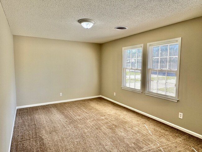Foto del edificio - This 3 bedroom  home offers more than just...