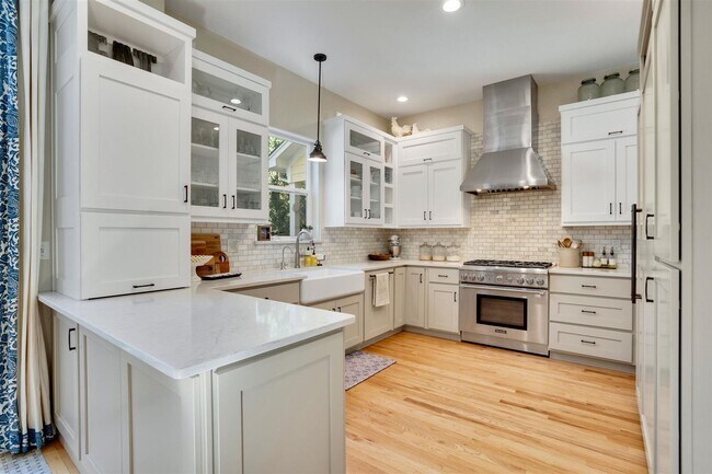 Magnífica cocina de chef remodelada a medida con electrodomésticos Thermador Professional. - 4144 Lost Canyon Drive