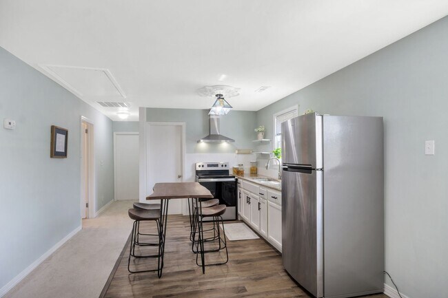 Photo - All-Utilities-Included 2BR Rental in Williamsburg – Private Screened Porch & Reserved Parking Apartment