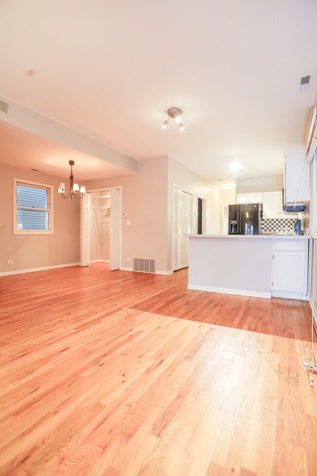 Foto del edificio - 1628 N Bell Ave