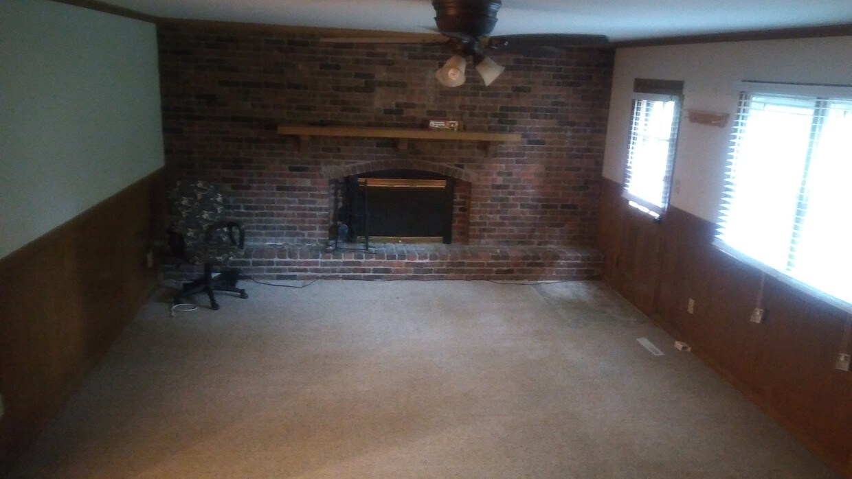 Living room w/ fireplace - 4304 Briarcliff Rd