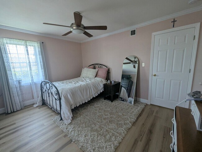 Foto del edificio - 205 Sportsmans Ave