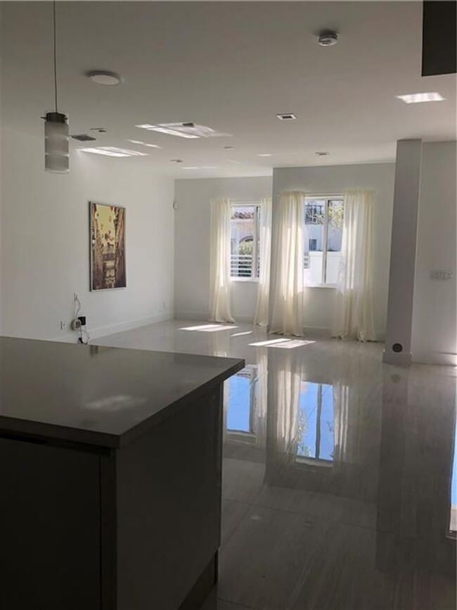 Foto del edificio - 1629 NE 9th St