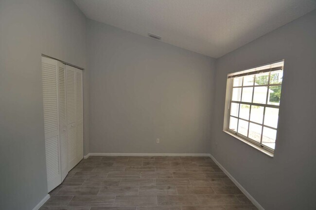 Foto del edificio - Private Fenced Yard, Luxury vinyl flooring