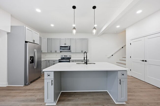 Foto del edificio - Stunning lakeside new construction: 4 bedroom and 3 bath home