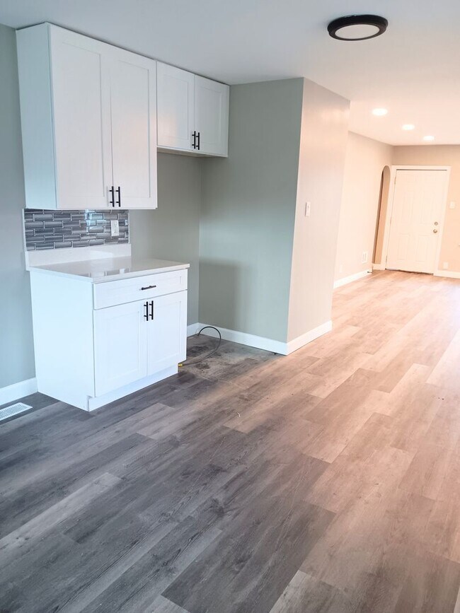 Foto del edificio - Spacious 4-Bedroom Home with Modern Upgrades