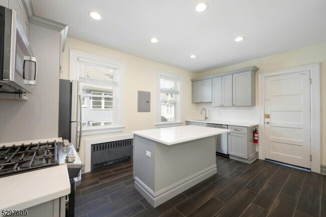 Building Photo - 81 Montague Pl