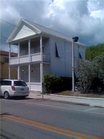 Building Photo - 1122 Simonton St