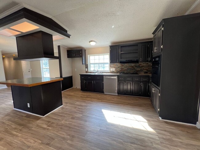 Building Photo - 3 Bedroom, 2 Bath Mobile Home in Dearing