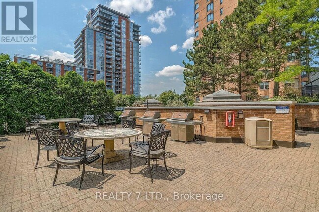 Building Photo - 1270-1270 Maple Crossing Blvd