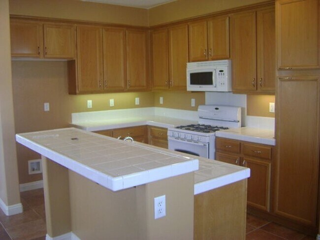 Building Photo - NICE 4 BED/2 BATH HOME IN GATED COMMUNITY