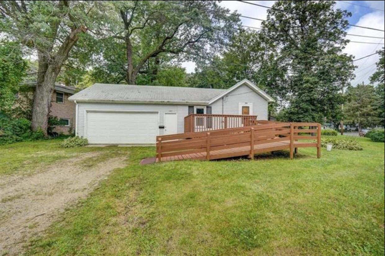 424 Falcon Cir, Monona, WI 53716 House Rental in Monona, WI