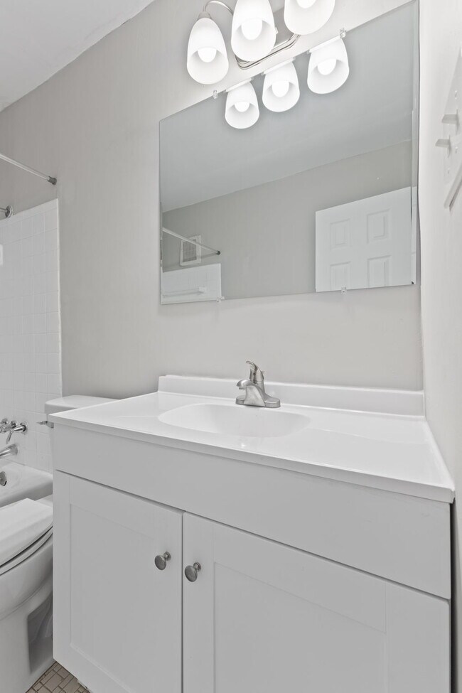 Foto del edificio - "Charming 2-Bedroom Retreat with Spacious Design in Indianapolis – Ideal Comfort Awaits!"