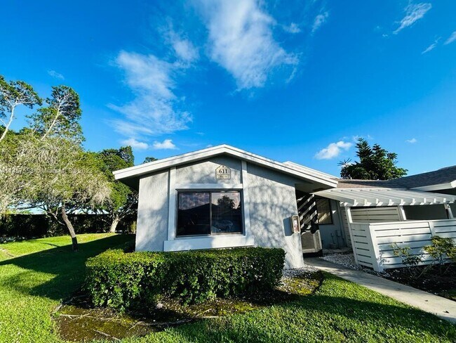 Building Photo - 611 Racquet Club Rd