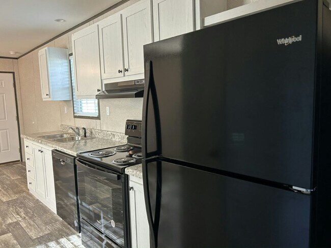 Building Photo - 38651 Tarr Dr