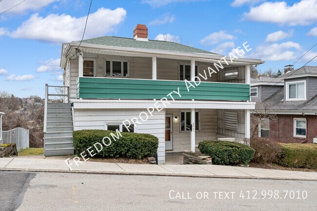 Building Photo - 2047 Redrose Ave