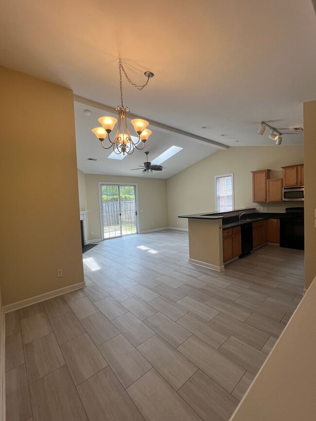 Building Photo - $1,000 OFF FIRST MONTHS RENT IF MOVE IN BY...