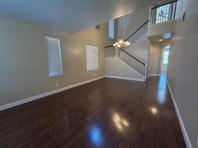 Foto del edificio - Beautiful & Spacious 4-Bedroom, 3-Bath Hom...