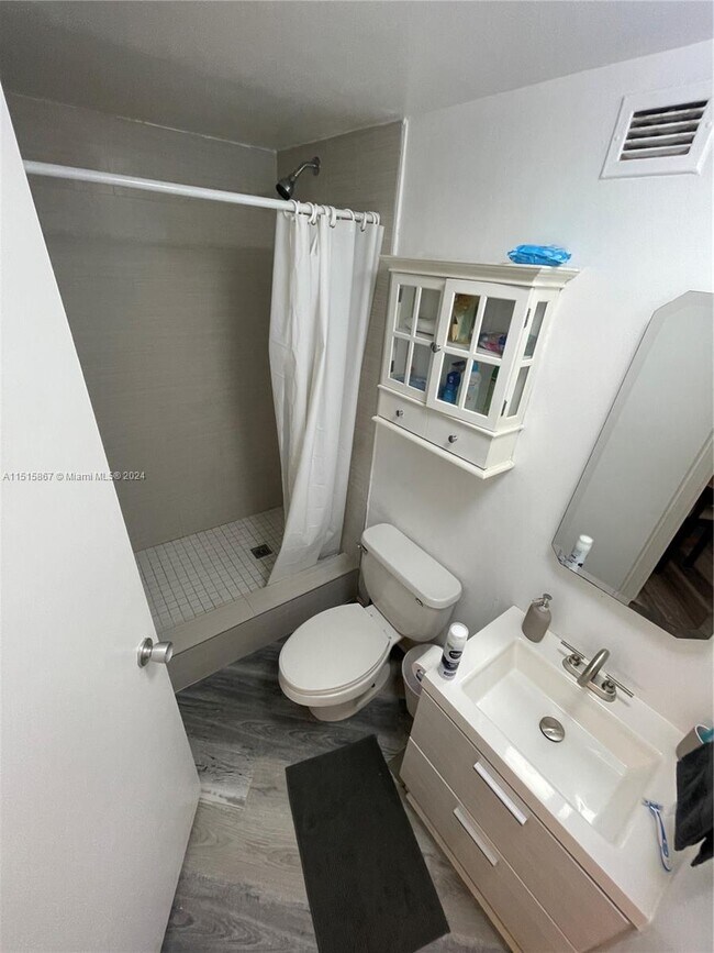 Building Photo - 999 Brickell Bay Dr