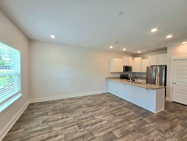 Building Photo - Stunning Townhome - Prime Pensacola Location