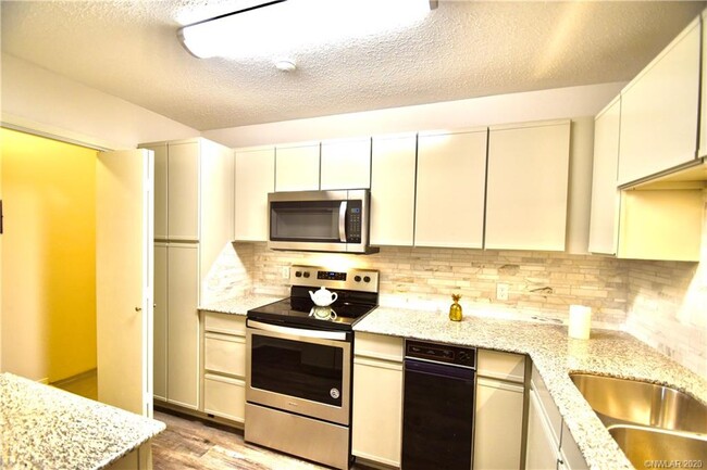 Building Photo - 41 Meadow Creek Dr