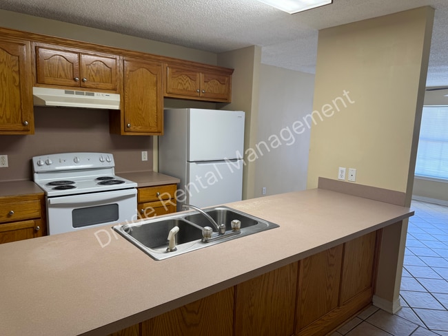 Building Photo - Comfort Meets Convenience