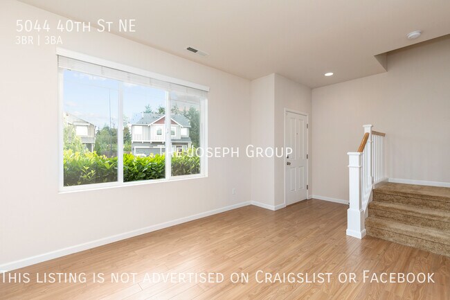 Building Photo - Beautiful 3 bed/2.5 bath w/bonus room in N...