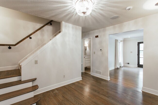 Building Photo - Charming Five Points Home Available Now!