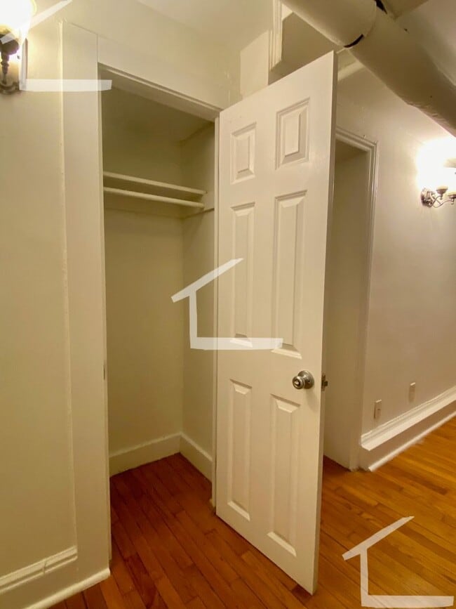 Foto del edificio - Spacious Studio Right In Beacon Hill