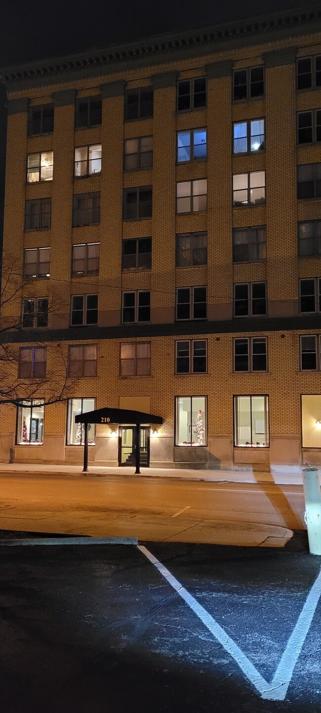 Foto del edificio - 225 E High St