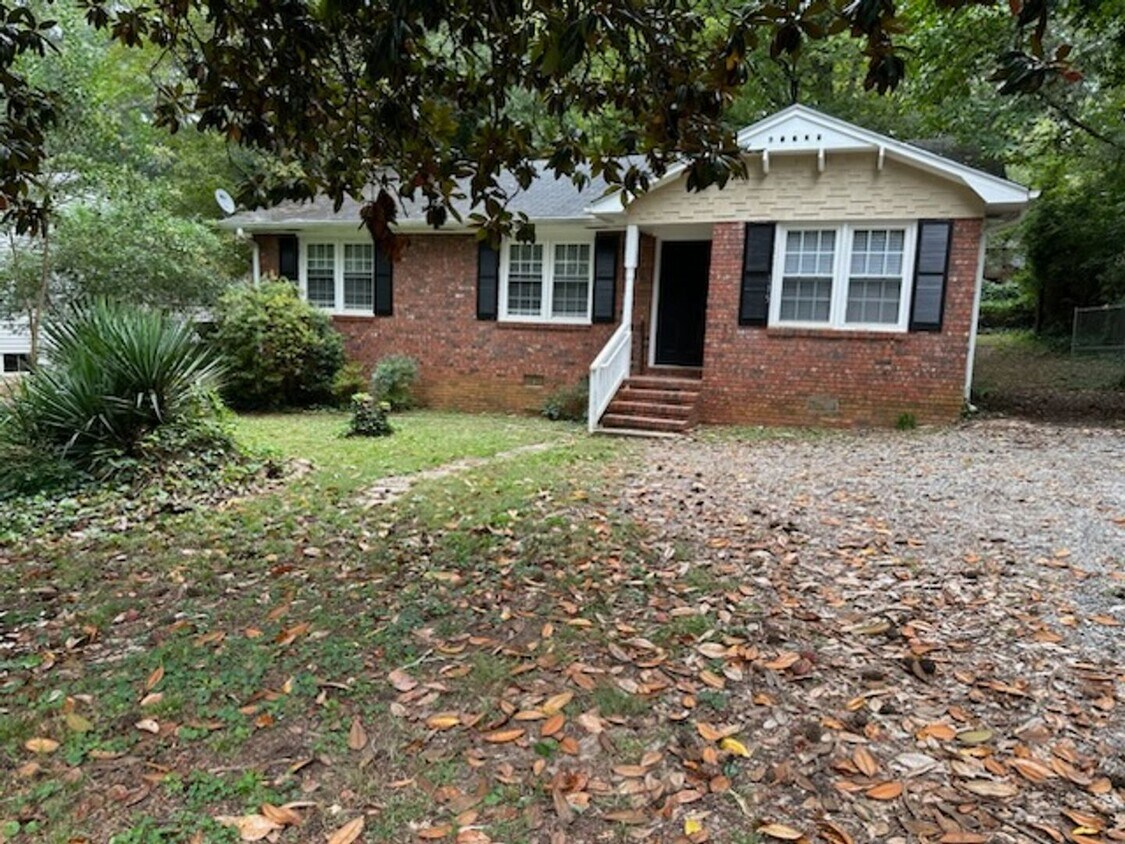 Foto principal - New Price! Three bedroom 2 bath near downt...
